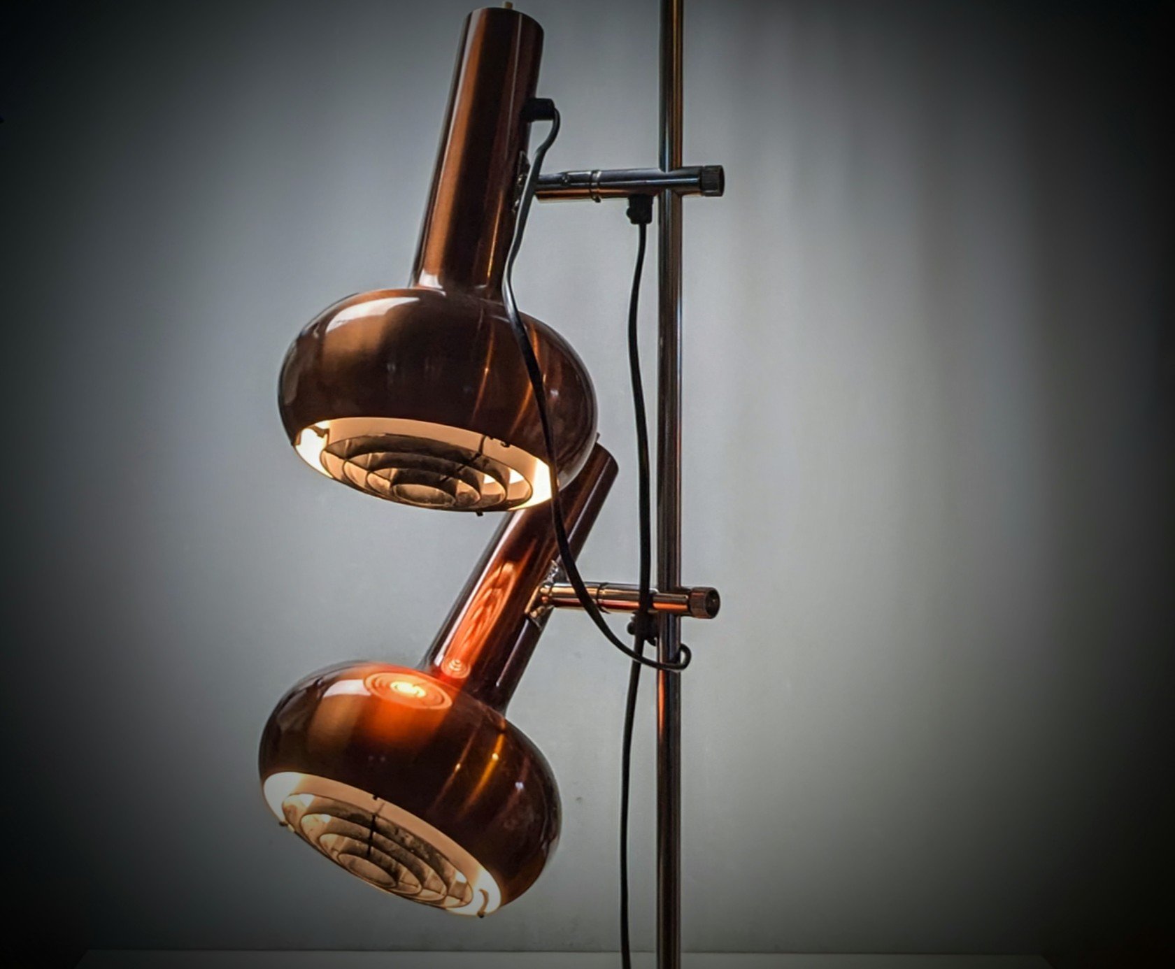 Klassisk bronze lakeret gulvlampe med brugsspor. Design klassiker. Pickup only.