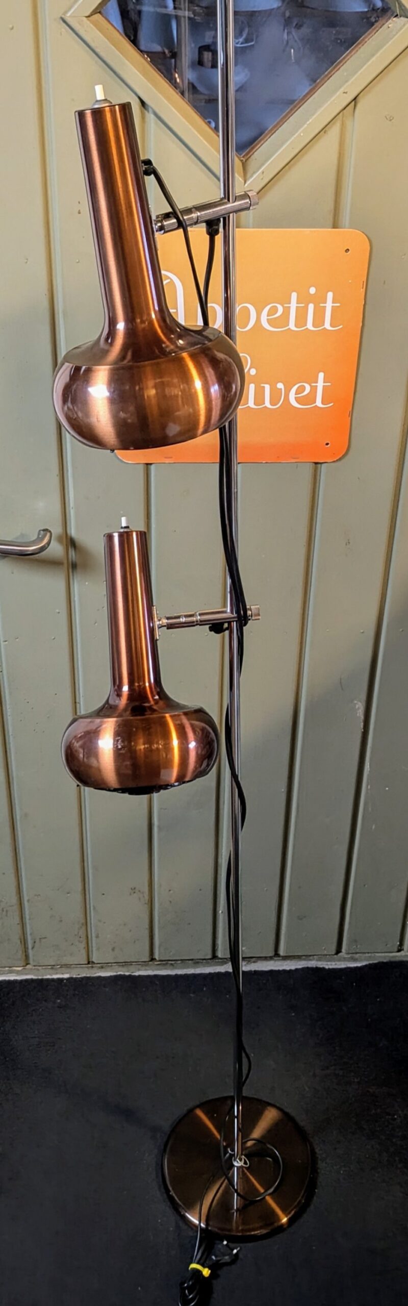 Klassisk bronze lakeret gulvlampe med brugsspor. Design klassiker. Pickup only.