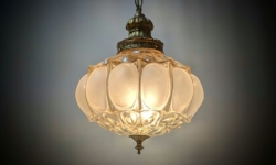 Måneskins lampe 1960.  Excellent condition. 3 kilo glas. Ø29. 60 cm nedhæng. Pickup only.