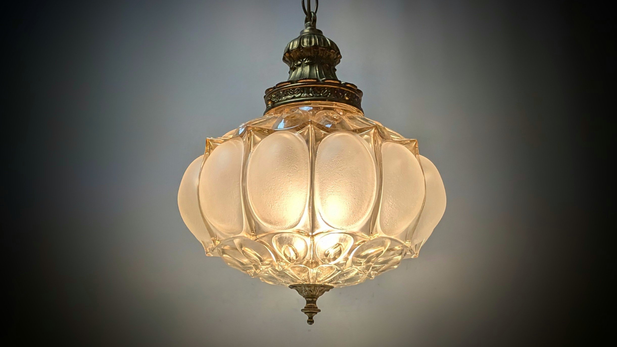 Måneskins lampe 1960. Excellent condition. 3 kilo glas. Ø29. 60 cm nedhæng. Pickup only.