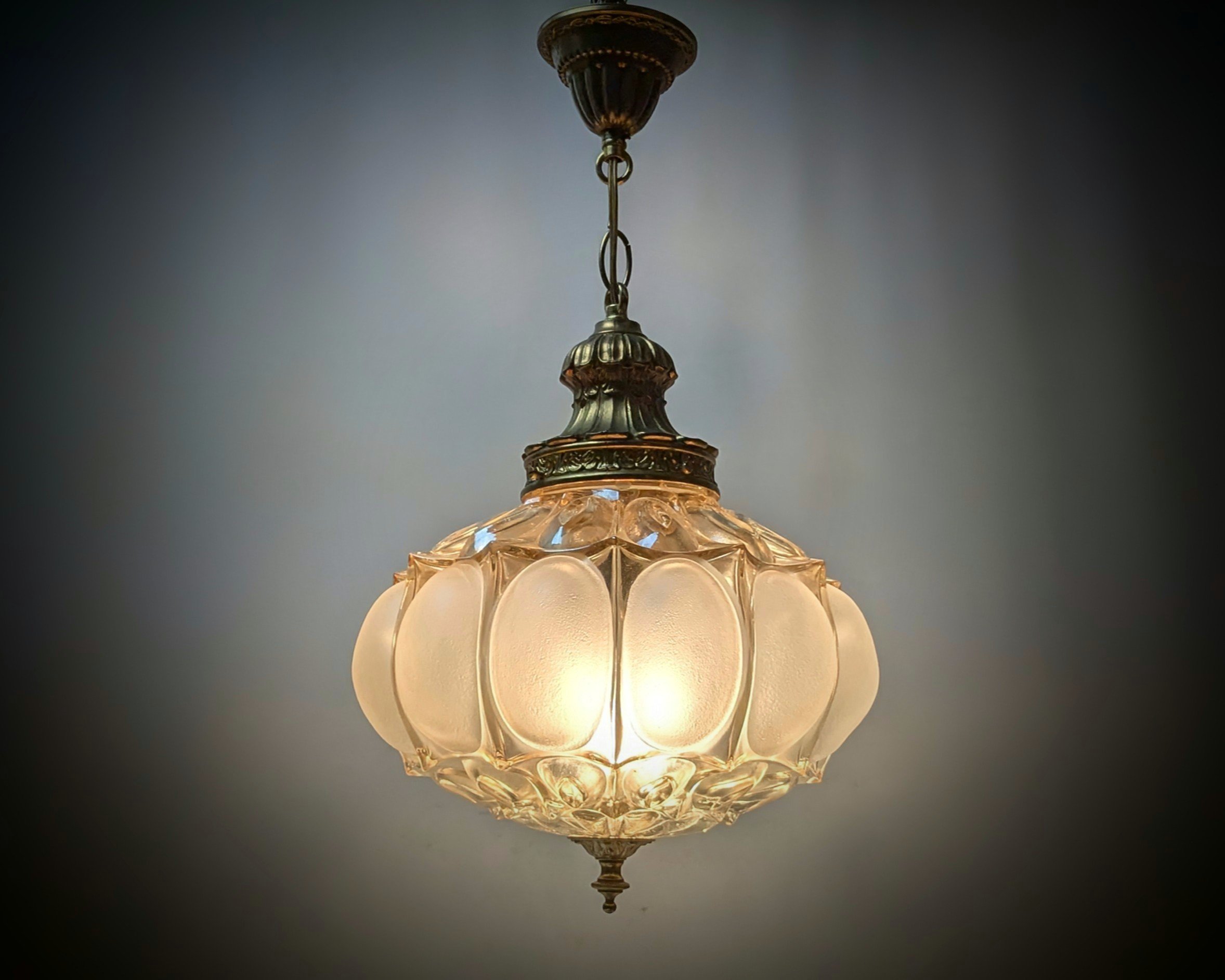 Måneskins lampe 1960. Excellent condition. 3 kilo glas. Ø29. 60 cm nedhæng. Pickup only.