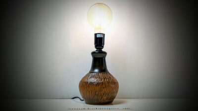 Ny dansk keramik lampe fra 1970. Opdateret nyt el. Ubrugt. 25cmH Rust.