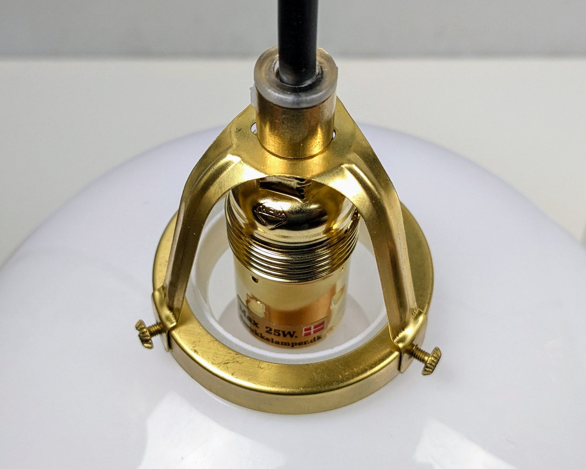 Eksklusive herregårds messing og opalglas køkken loftlamper. Ubrugt. Ø23,5 cm. Nyt el m.m. Sæt.