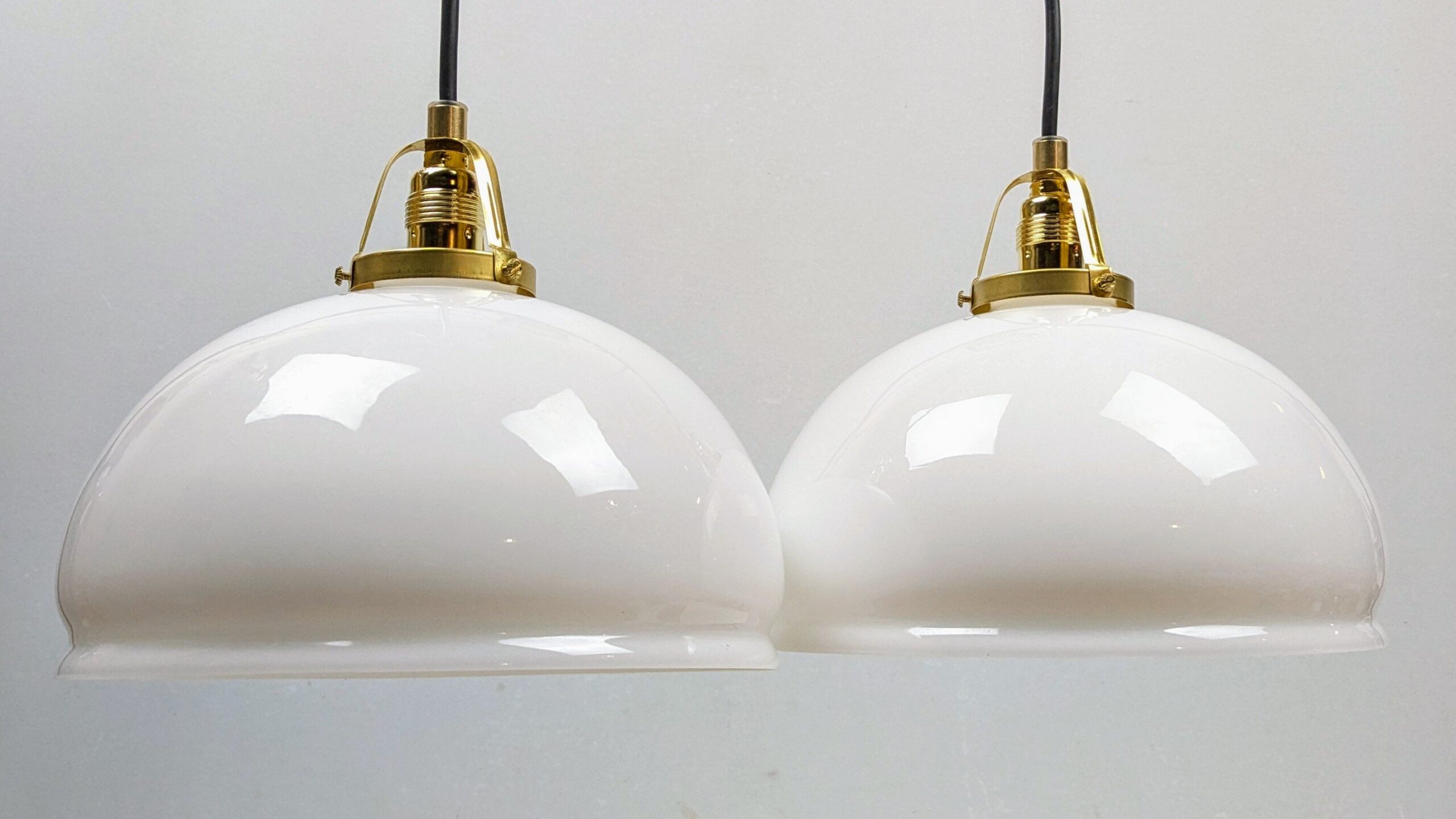 Eksklusive herregårds messing og opalglas køkken loftlamper. Ubrugt. Ø23,5 cm. Nyt el m.m. Sæt.