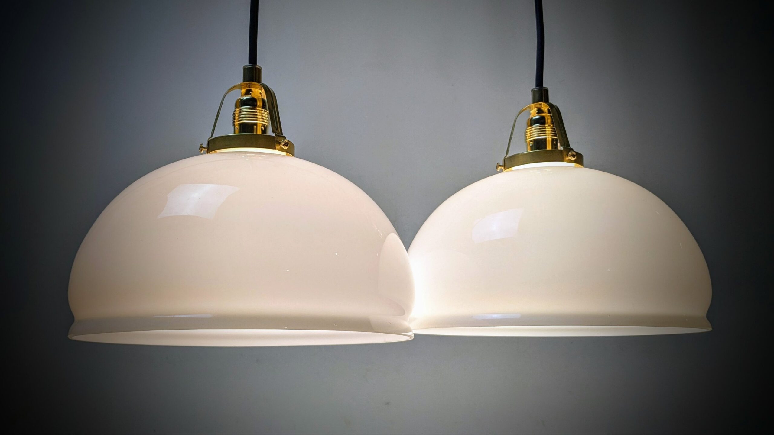 Eksklusive herregårds messing og opalglas køkken loftlamper. Ubrugt. Ø23,5 cm. Nyt el m.m. Sæt.