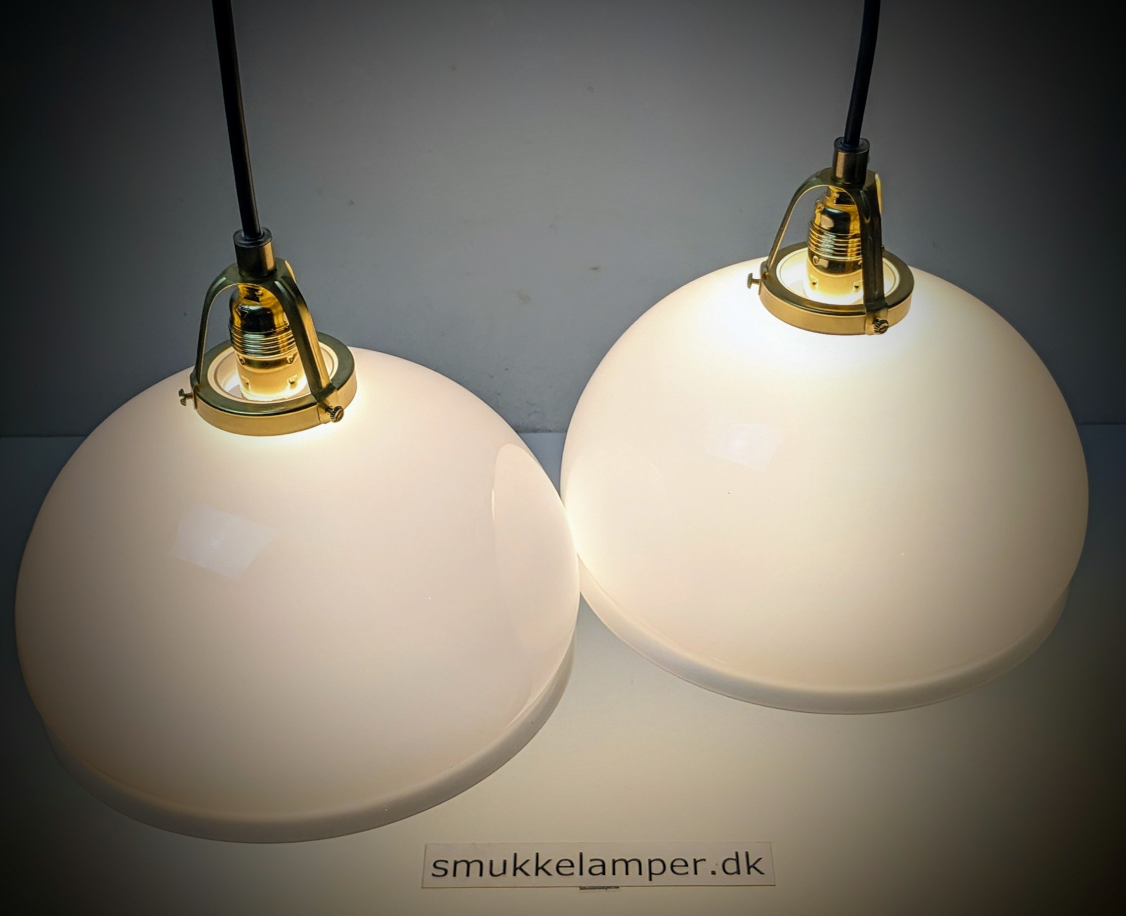 Eksklusive herregårds messing og opalglas køkken loftlamper. Ubrugt. Ø23,5 cm. Nyt el m.m. Sæt.