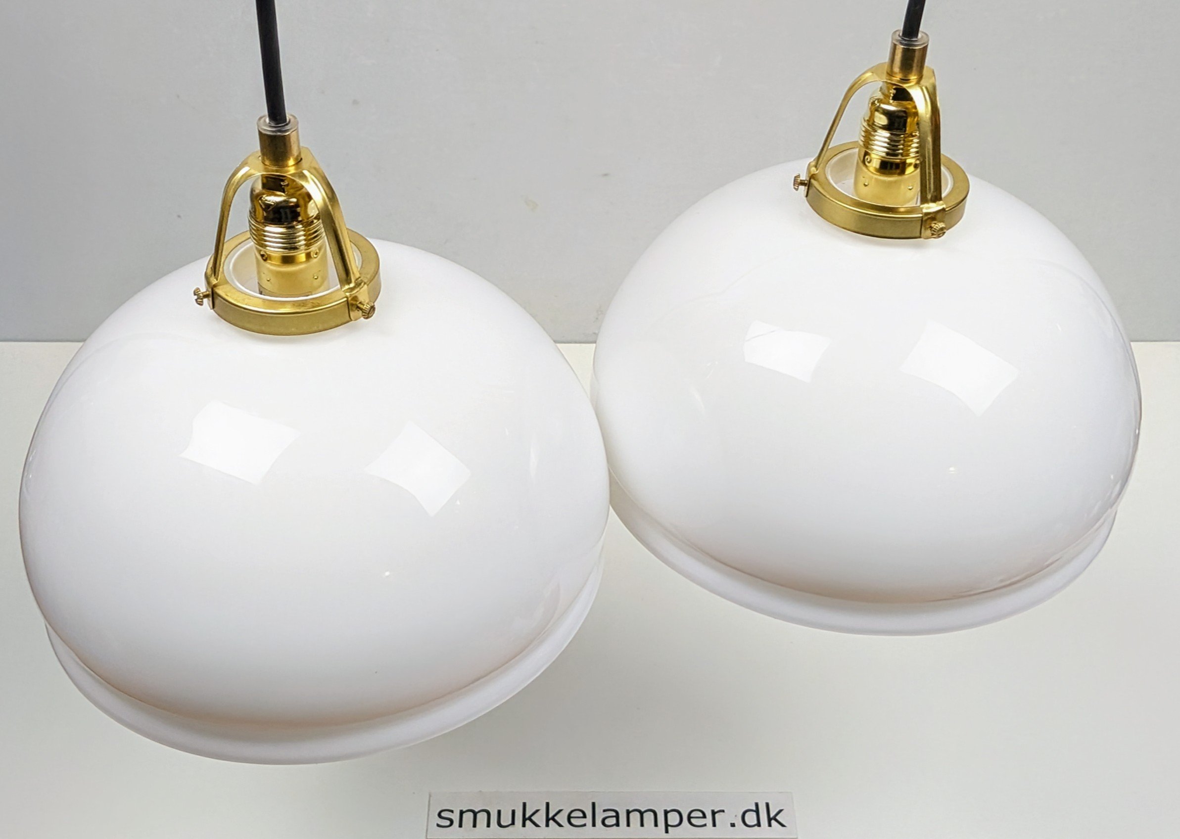 Eksklusive herregårds messing og opalglas køkken loftlamper. Ubrugt. Ø23,5 cm. Nyt el m.m. Sæt.