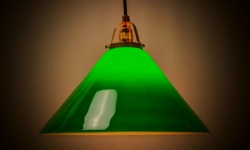 Stor Herregårds pendel. Ø29,5. Messing og mørk grøn glas. Ny. 16 cmH. Nyt el. Egen serie. Lagervare