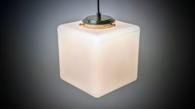 Bauhaus glas cube med nyt el og nyt messing ophæng. 20x20x20.