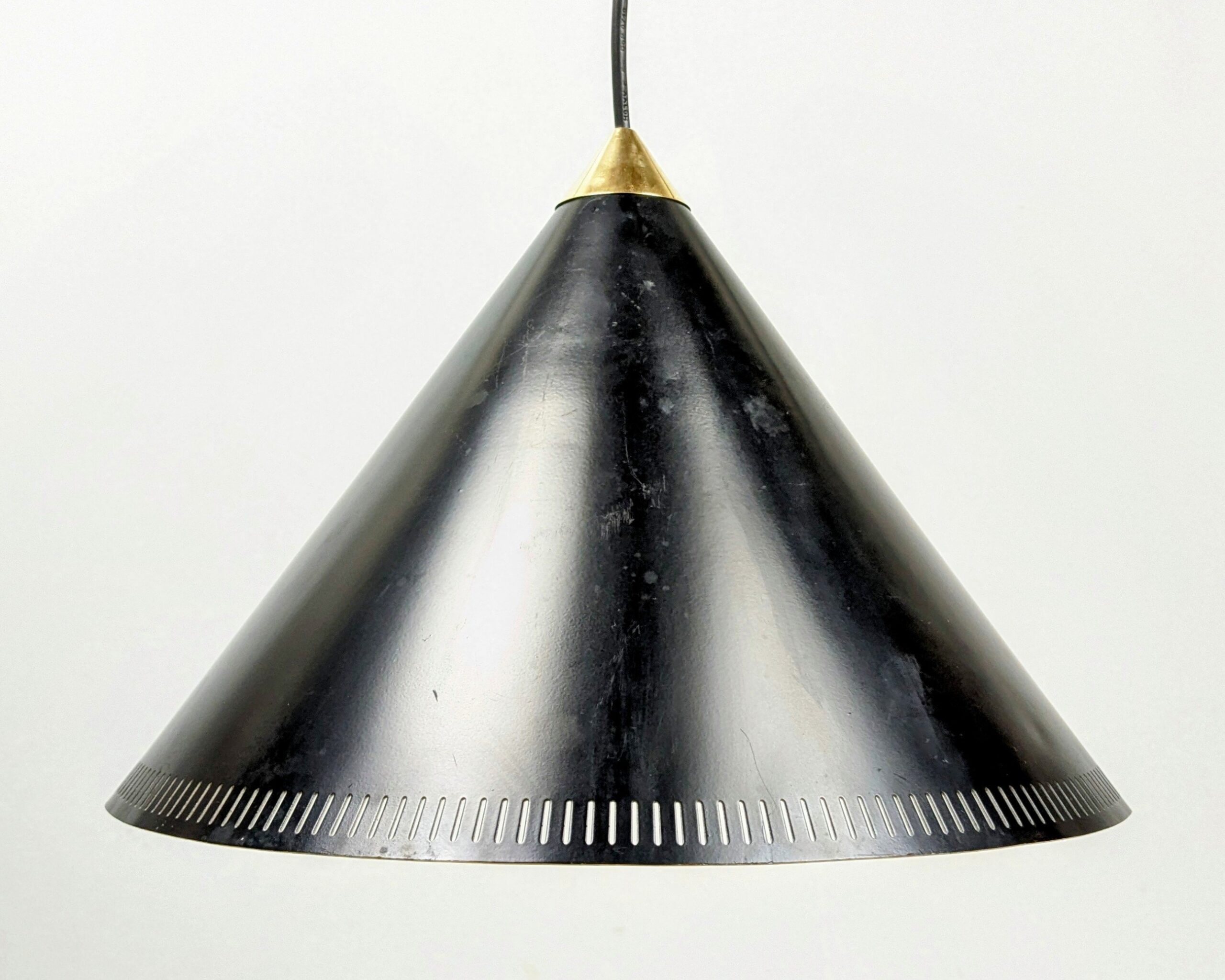 Klassisk Bent Karlby triangle lampe fra 1960. Ø33. Nyt el. Brugsspor.