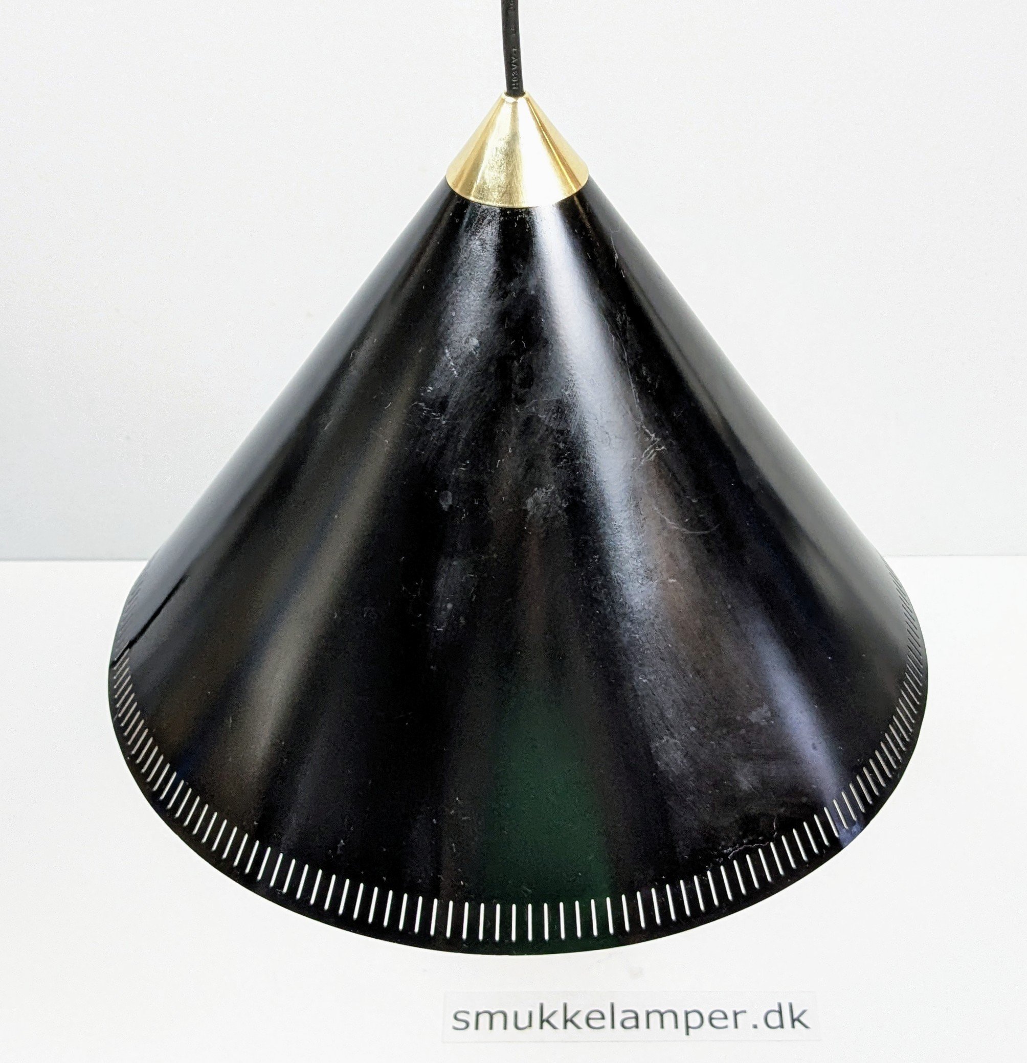 Klassisk Bent Karlby triangle lampe fra 1960. Ø33. Nyt el. Brugsspor.