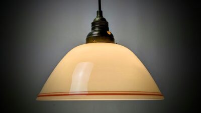 Antik sandfarvet loftlampe 1940. Ø26,5. Delvist nyt el. Messing og glas.
