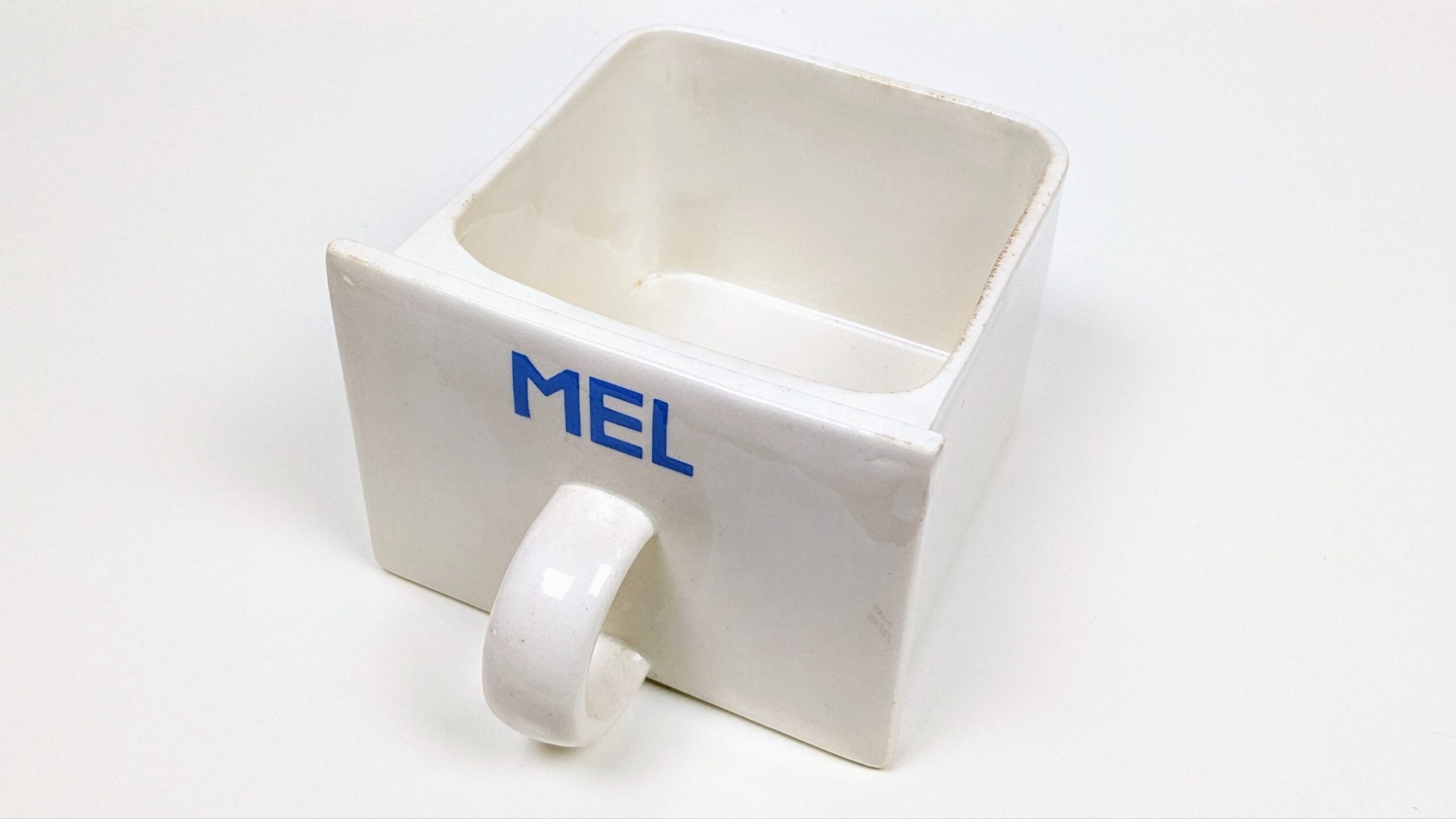 Porcelæn interiør køkken pynt fra 1950. Villeroy & Bloch. Blomster skuffe pynt. 14×14 cm. “Mel”