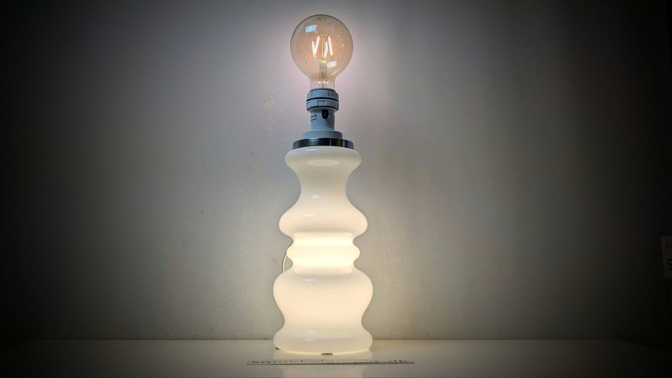 Stor Holmegaard biblioteks bordlampe. Delvist nyt el. 37cmH. 1980. Hvid opalglas.