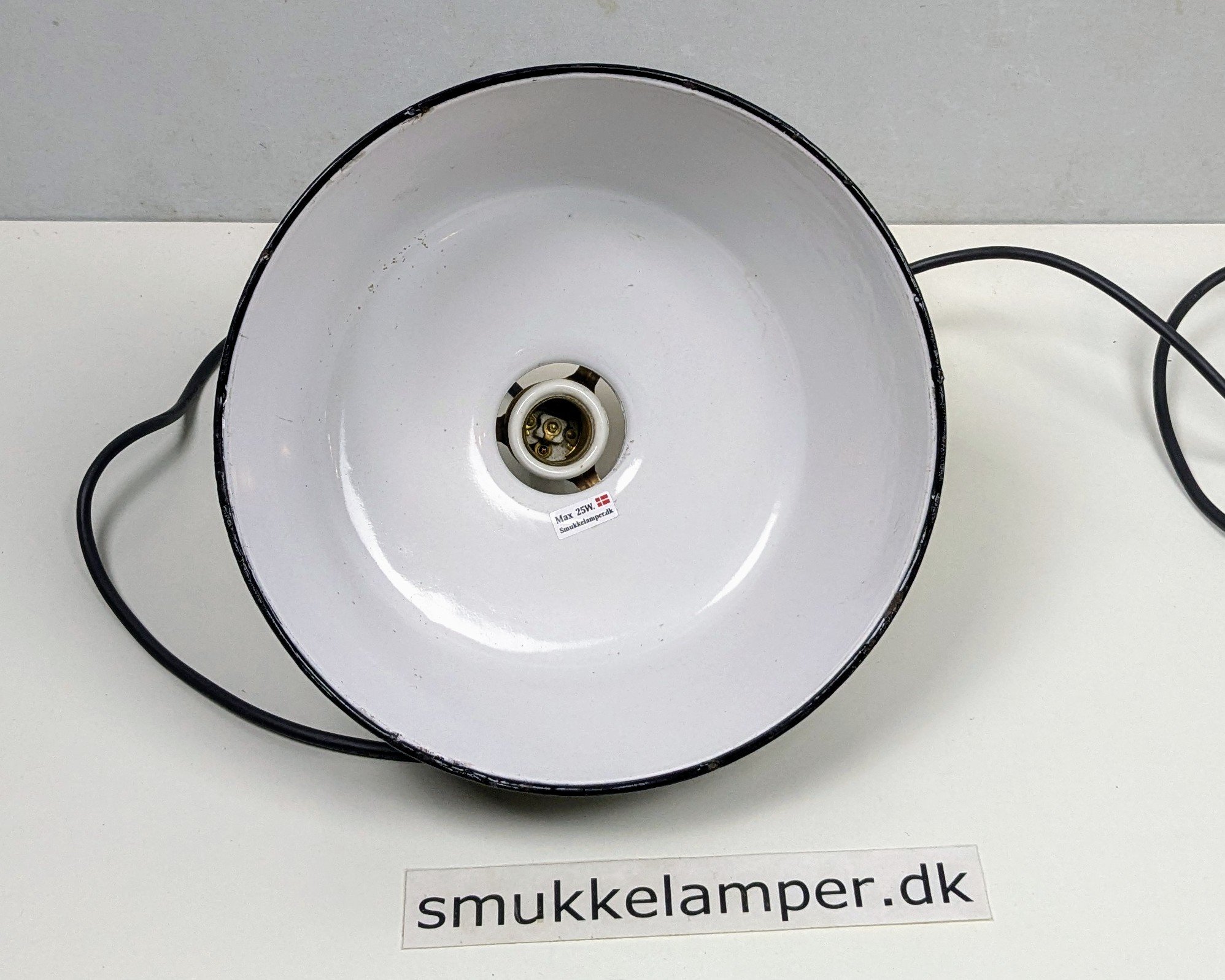 Skøn emalje lampe fra 1960. Restaureret. Delvist nyt el. Ø25.