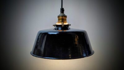 Skøn emalje lampe fra 1960. Restaureret. Delvist nyt el. Ø25.