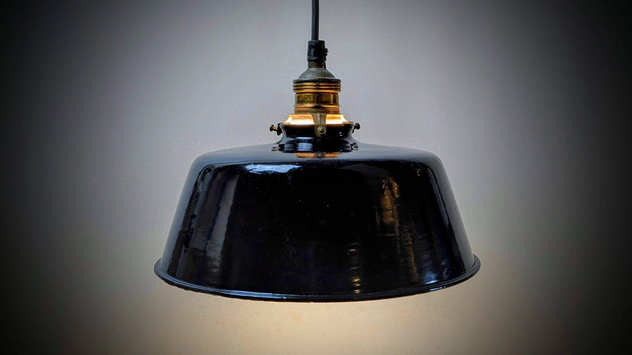 Skøn emalje lampe fra 1960. Restaureret. Delvist nyt el. Ø25.