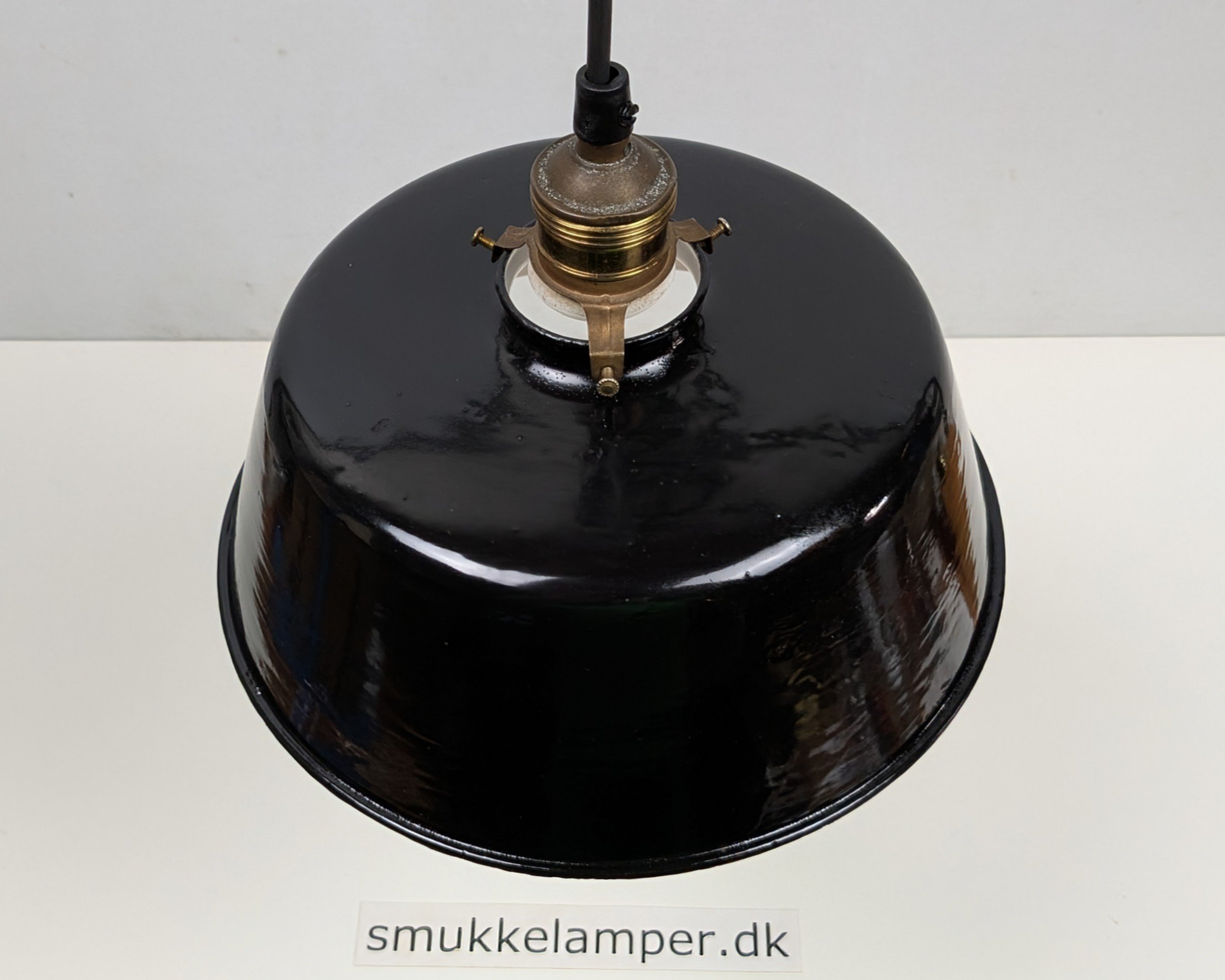 Skøn emalje lampe fra 1960. Restaureret. Delvist nyt el. Ø25.