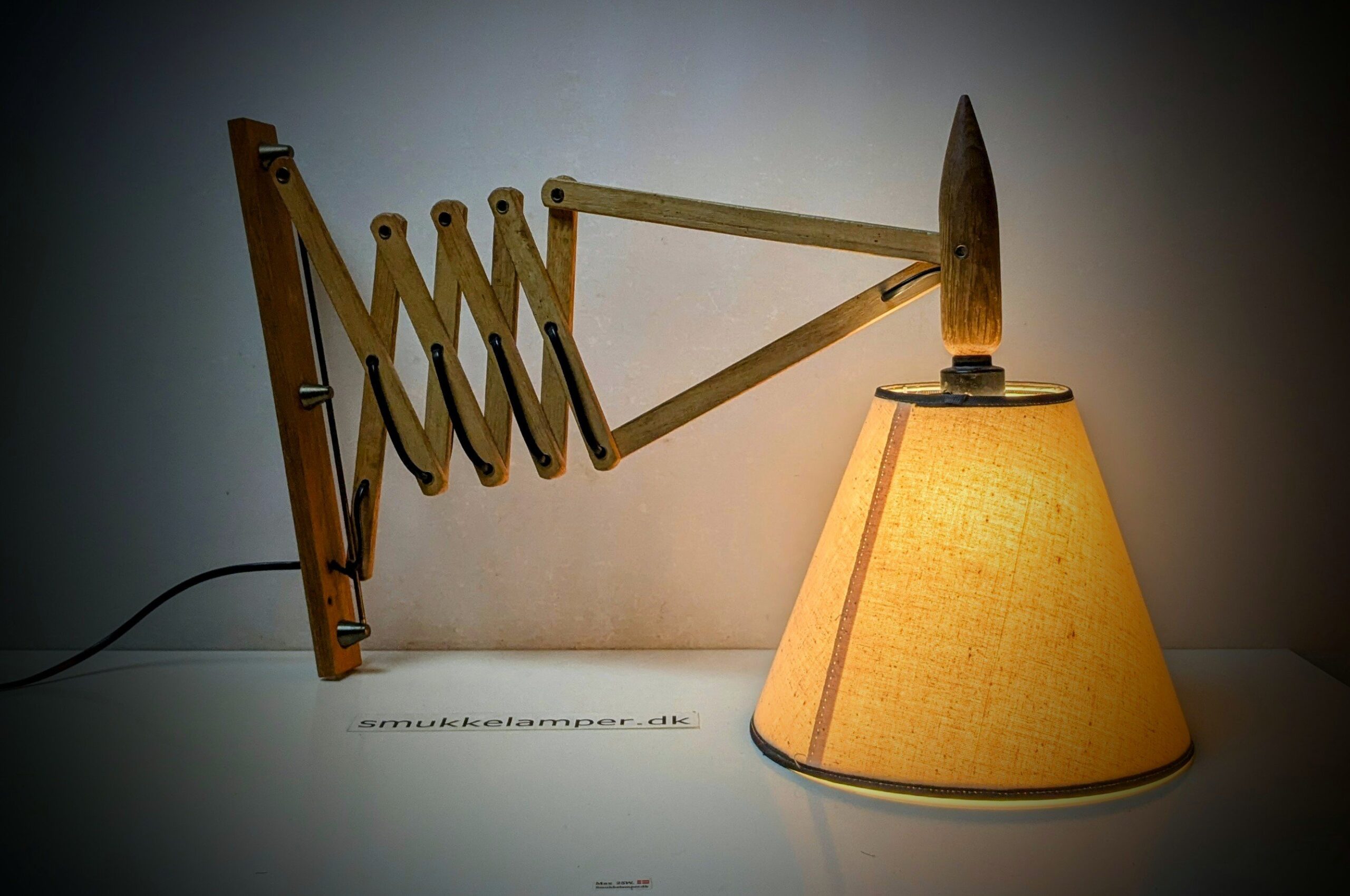 Restaureret dansk LYFA design sakselampe i Eg fra 1960. 1 ejer.