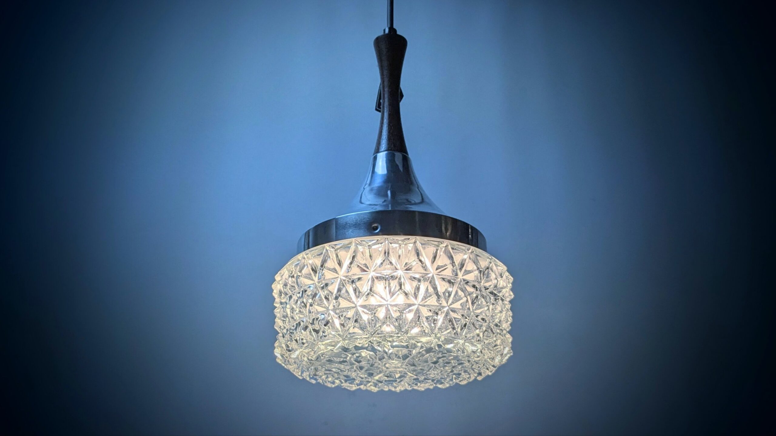 Dansk produceret loft plafond fra 1970. Ø17,5cm 29cmH. Palisander , alu. Excellent condition