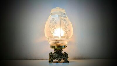 Imperialistisk bordlampe i messing og glas. Unika Møller lampe. Nyt el og glas.
