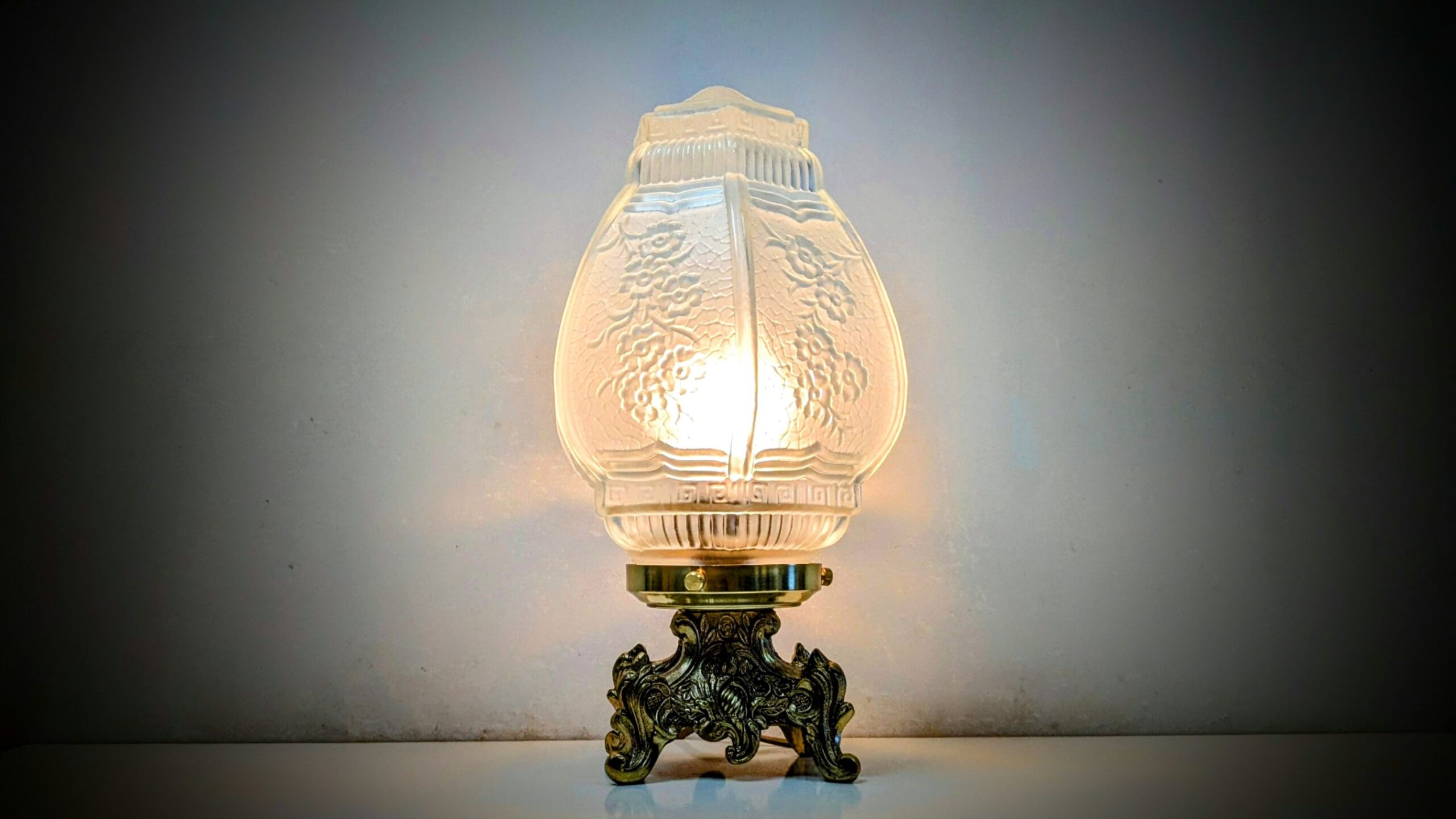 Imperialistisk bordlampe i messing og glas. Unika Møller lampe. Nyt el og glas.