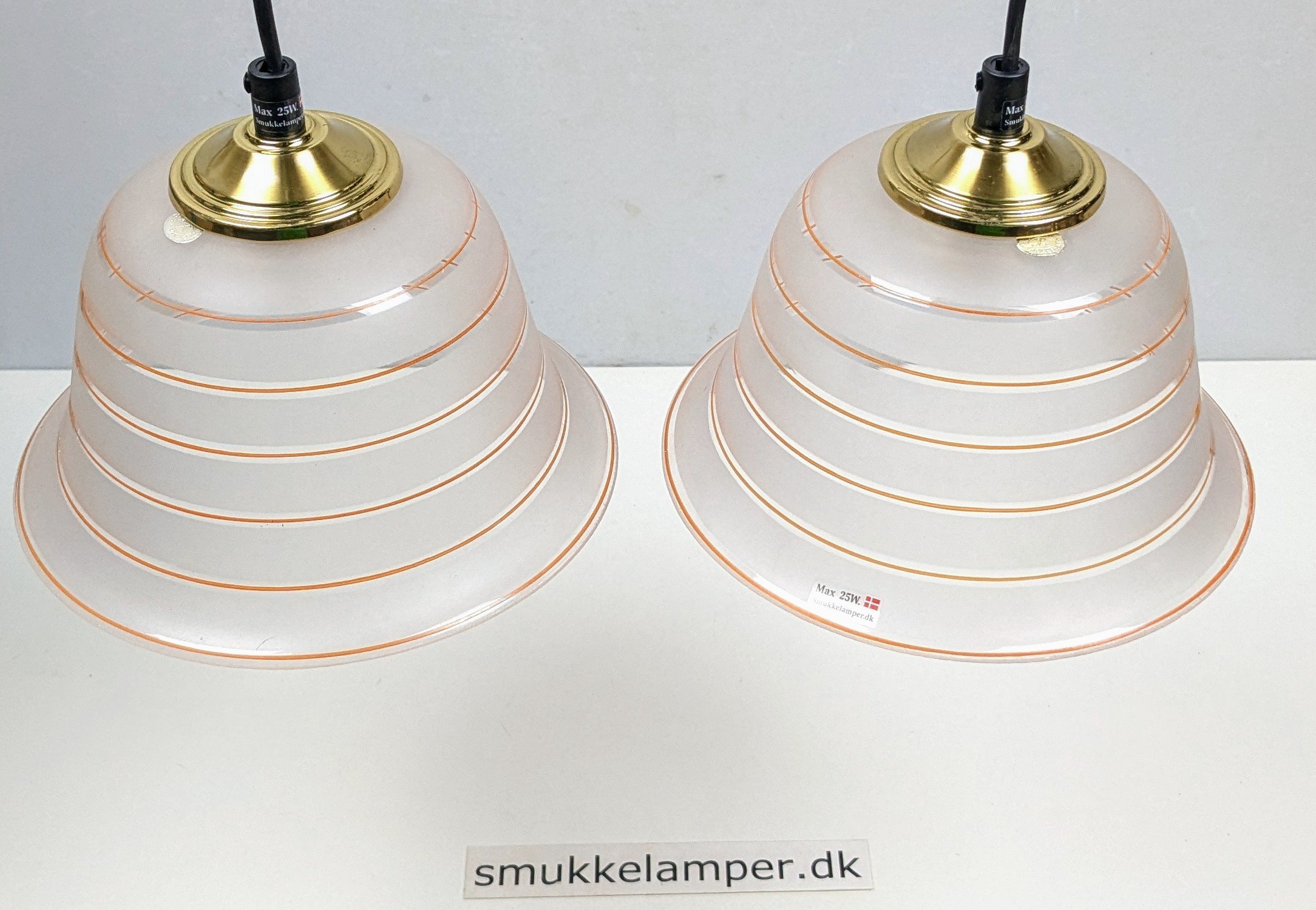 Sæt med 2 smukke glaslamper i håndlavet Krasno glas. Ø22 cm. Ubrugte. 1980.