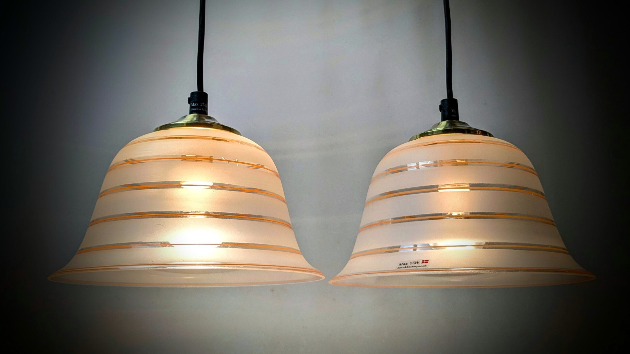 Sæt med 2 smukke glaslamper i håndlavet Krasno glas. Ø22 cm. Ubrugte. 1980.