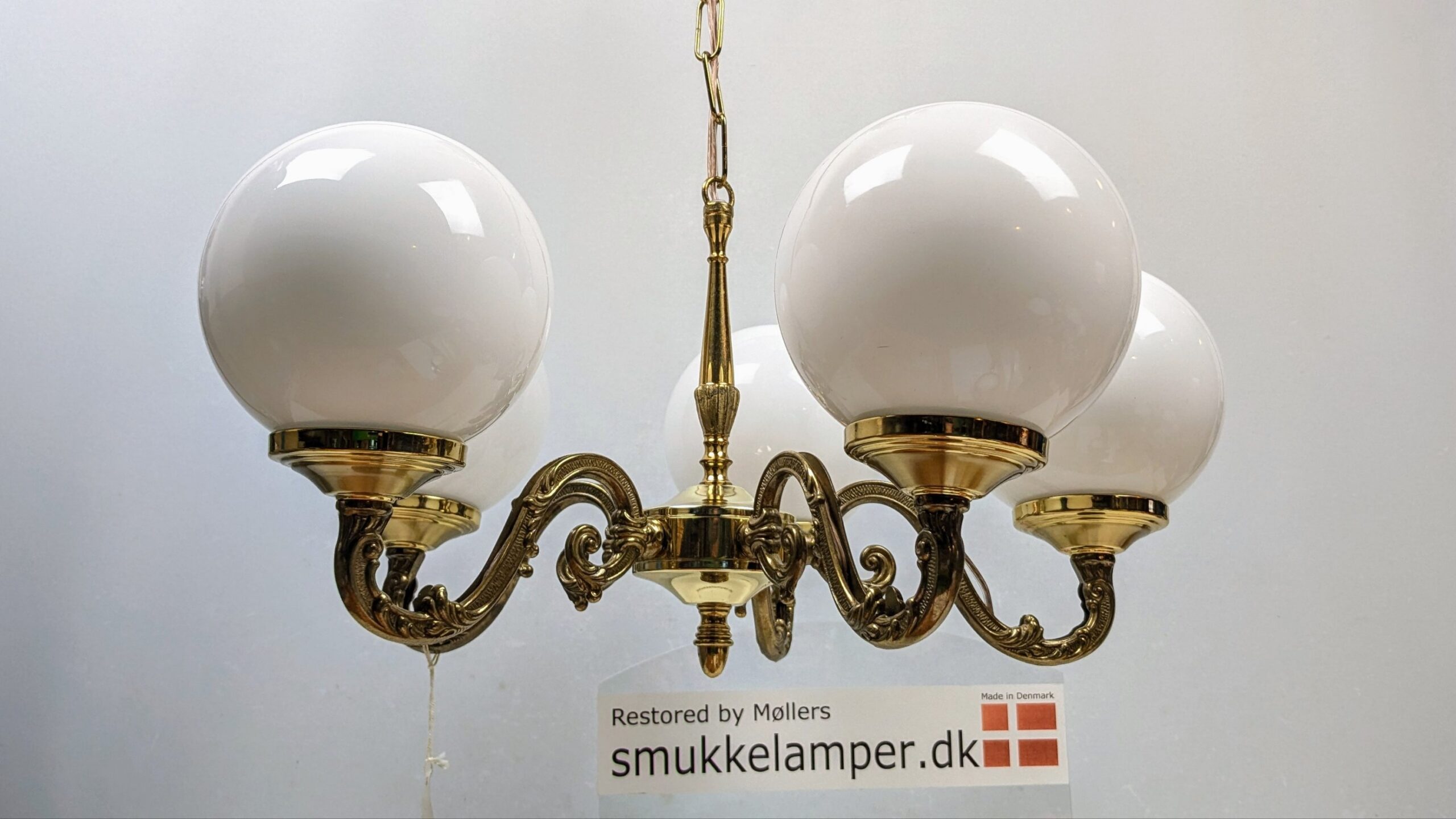 Luksuriøs dansk håndsamlet 5 armet lysekrone. Ubrugt. Messing opalglas. Ø50. Læs mere - Billede 5