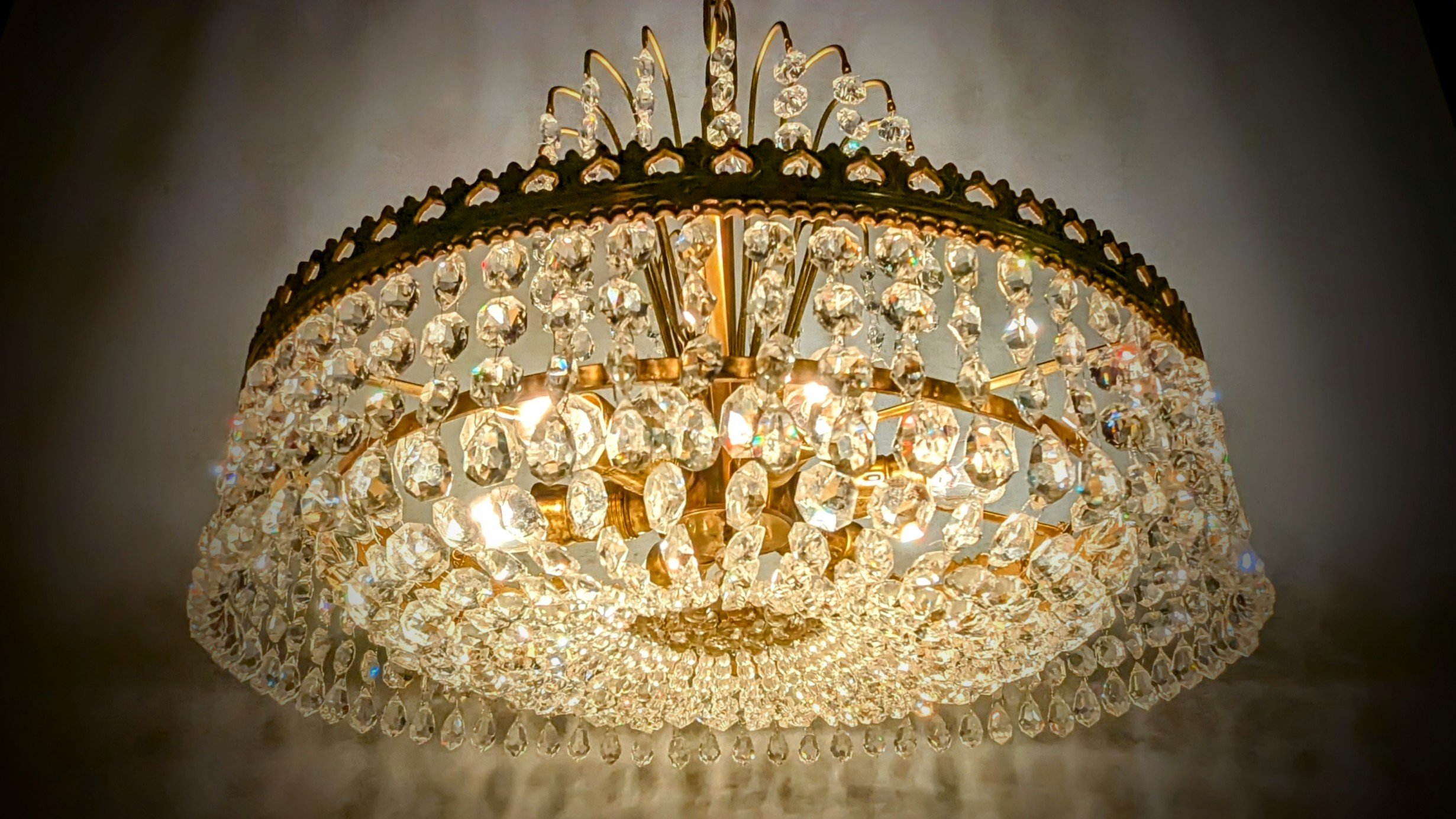 Imponerende svensk krystal lysekrone med 492 prismer. Rund form. Ø38. 75 cm nedhæng. Pickup only.