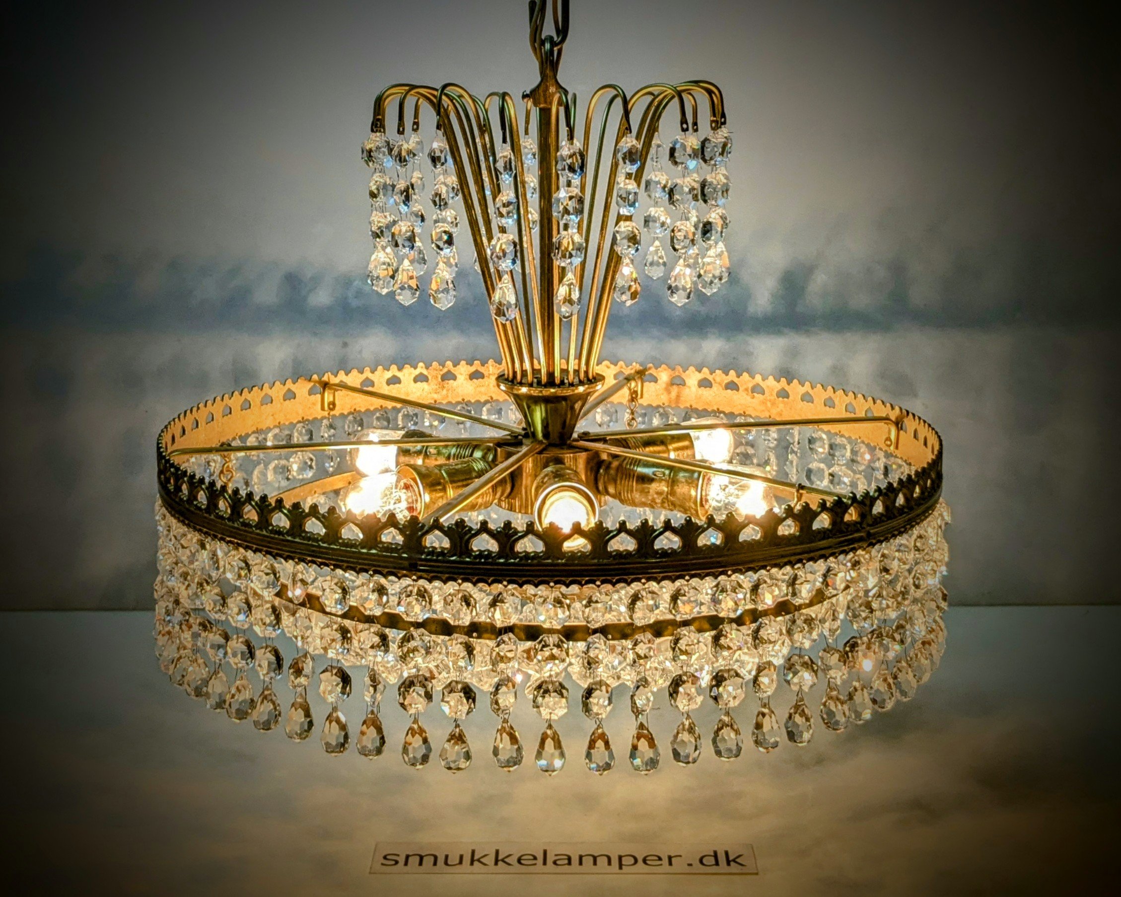 Imponerende svensk krystal lysekrone med 492 prismer. Rund form. Ø38. 75 cm nedhæng. Pickup only.