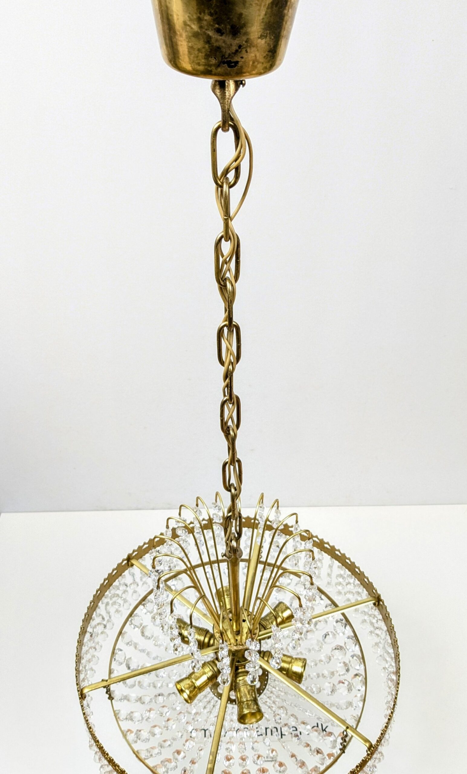 Imponerende svensk krystal lysekrone med 492 prismer. Rund form. Ø38. 75 cm nedhæng. Pickup only.