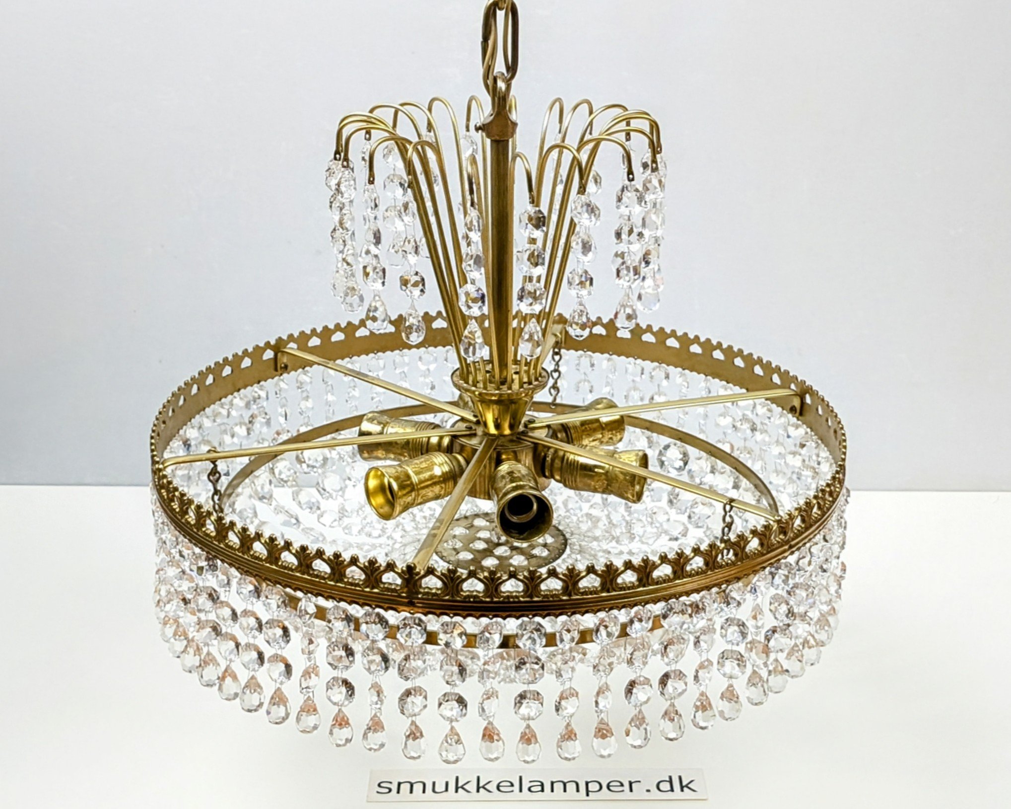 Imponerende svensk krystal lysekrone med 492 prismer. Rund form. Ø38. 75 cm nedhæng. Pickup only.