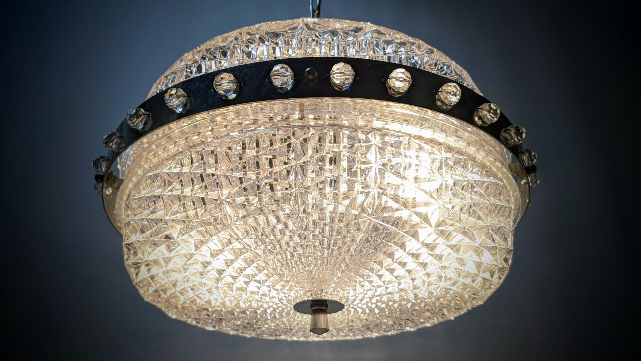 Imponerende Orrefors krone i 8 kilo krystal glas. 1960. Ø3682 cm nedhæng. Til Hall m.m. Pickup only.