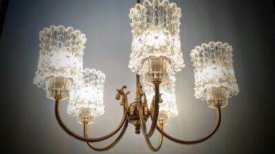 Romantisk eriksmålaglas lysekrone på 6,5 kilo. Ø50. 70 cm nedhæng. Pickup only
