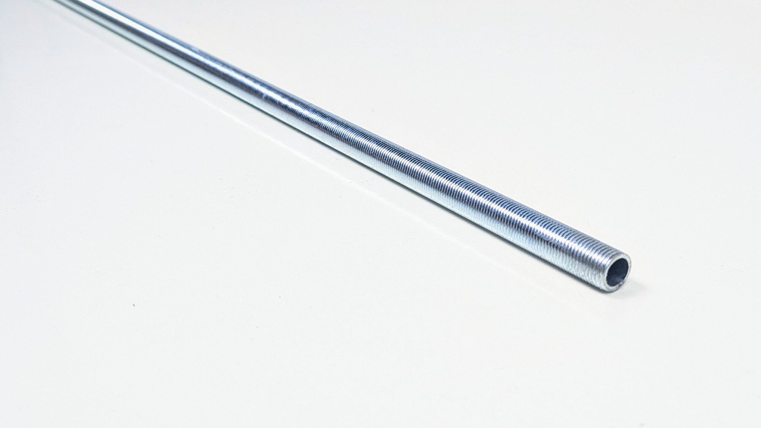 1 meter Nippelrør til lampe fatning M10 gevind. 1000mm El forzinket. Only DK shipping