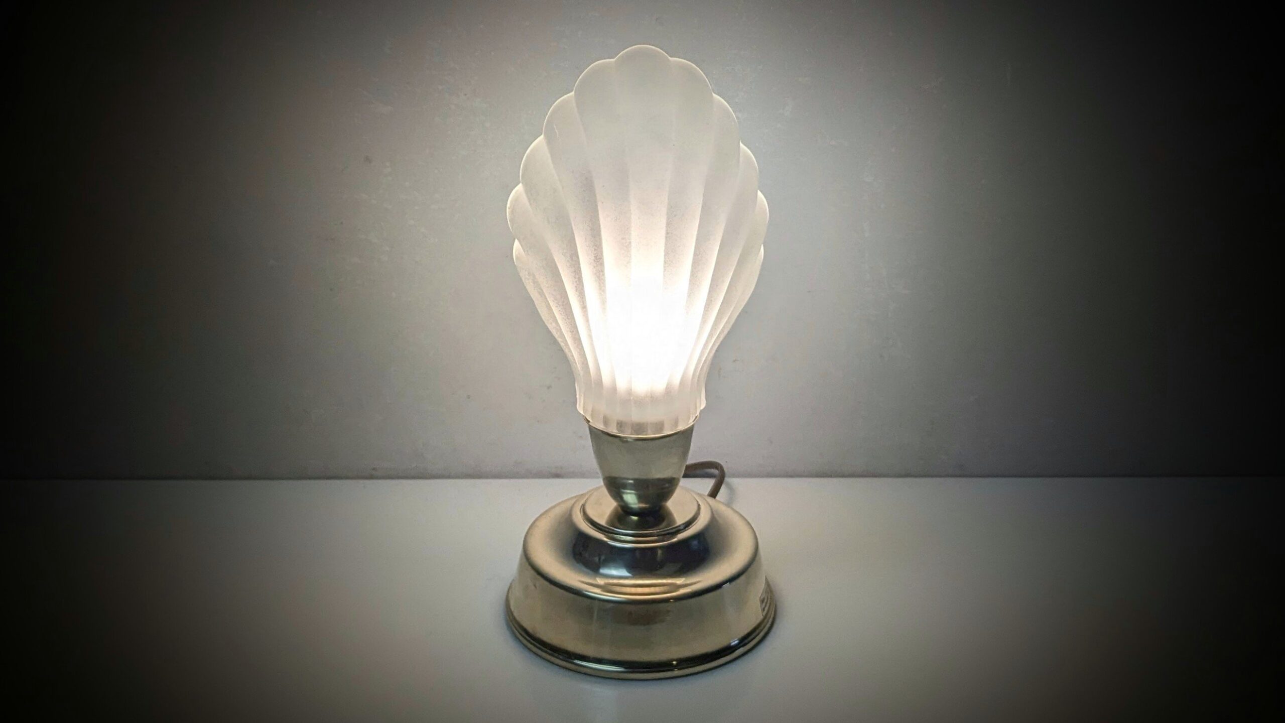 Håndsamlet dansk unika bordlampe. Model Olympia. Alt er nyt. 30 cm høj.
