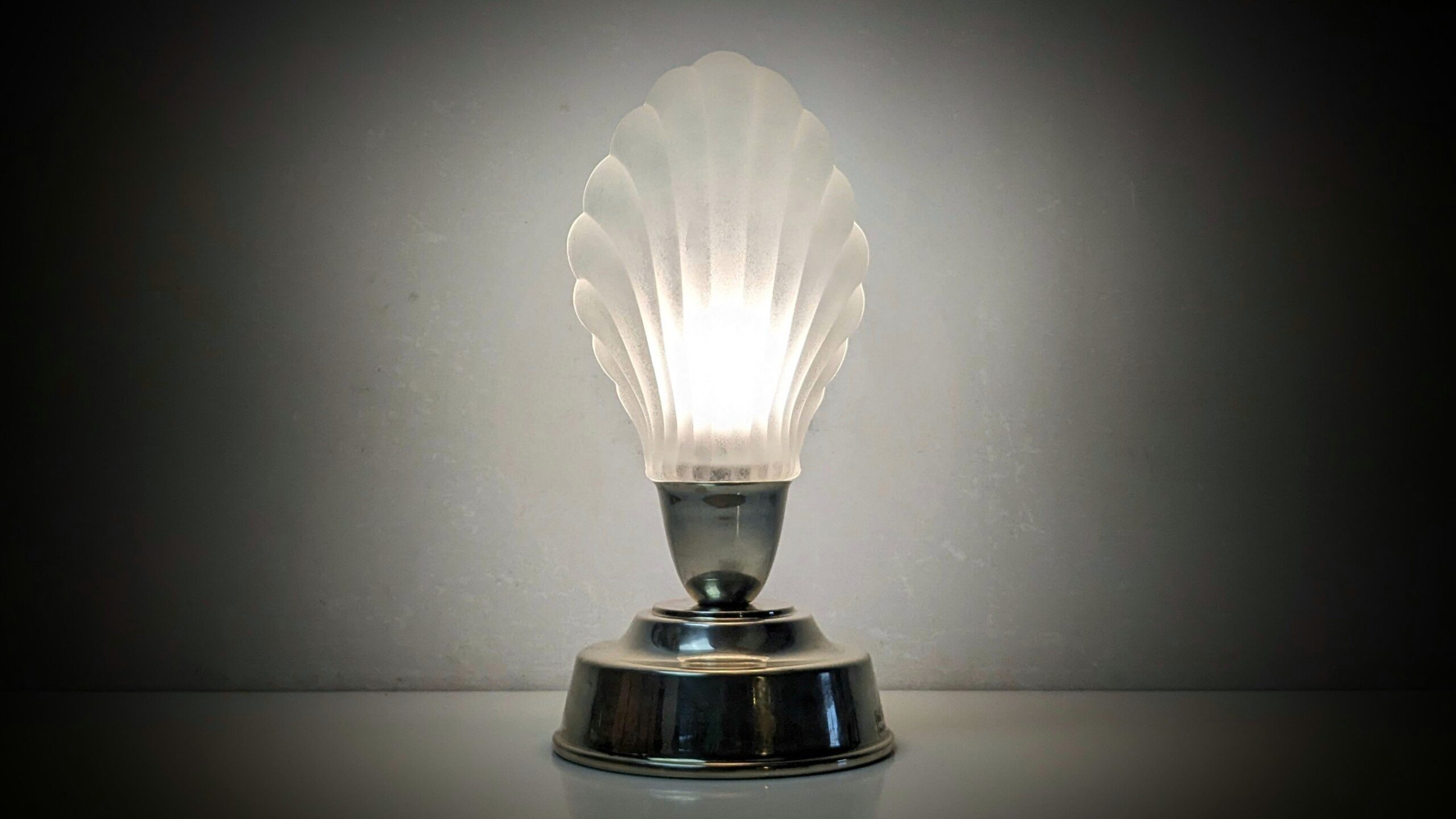 Håndsamlet dansk unika bordlampe. Model Olympia. Alt er nyt. 30 cm høj.