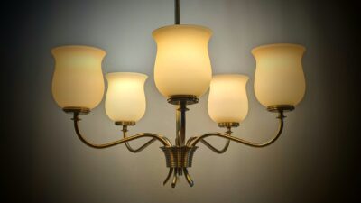 Skøn 5 armet lysekrone fra 1960. Fuld restaureret. Ø60. 70 cm nedhæng. Pickup only.