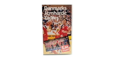 Klassisk VHS – Danmarks jernhårde ladies – Original VHS kassettebånd.