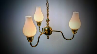 Skøn dansk ubrugt lysekrone fra 1970. Vintage glas. Ø45. 115 cm nedhæng. Messing