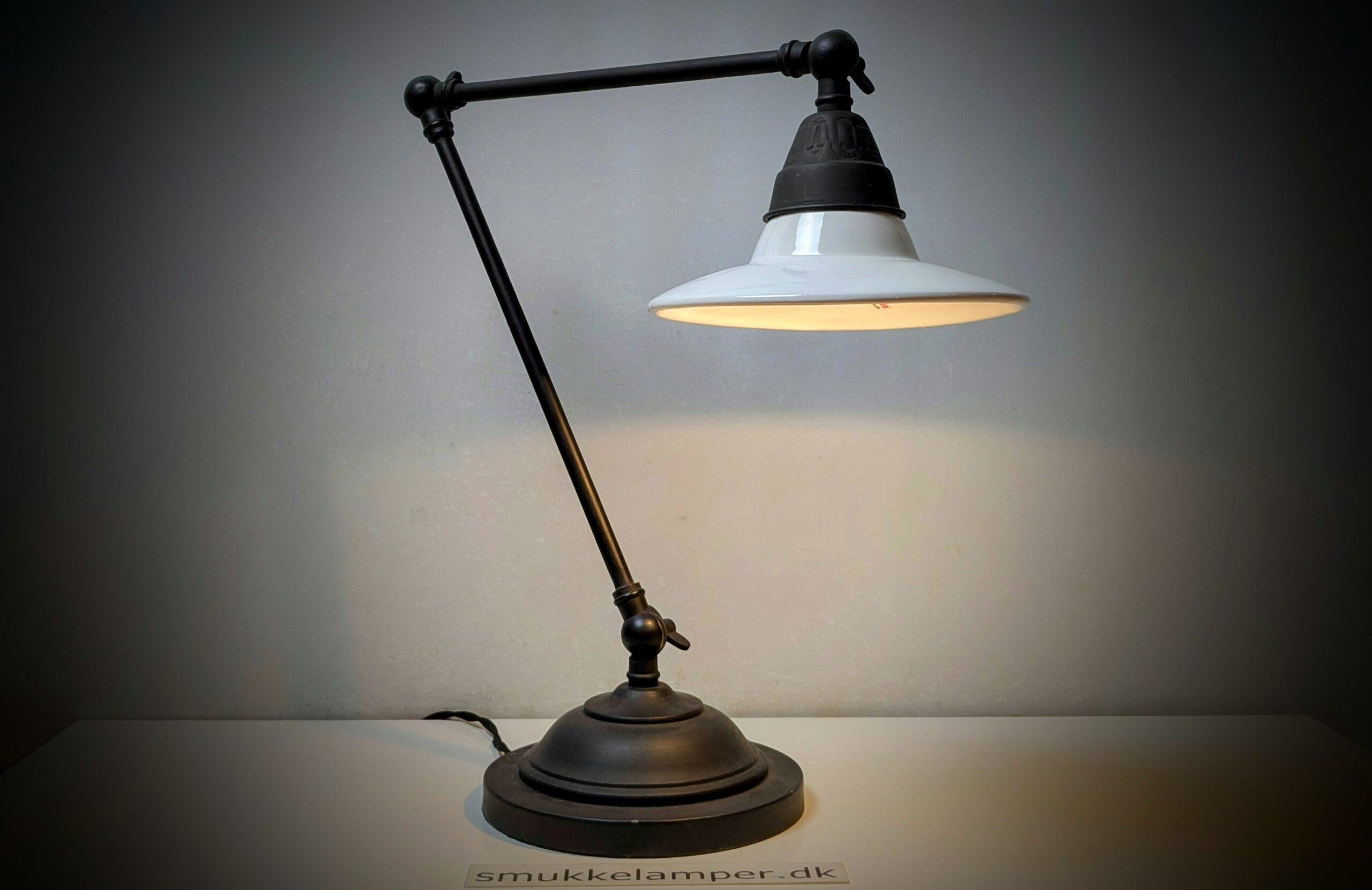 Skøn unika industriel bordlampe med italiensk porcelæn skærm. Nyt el.