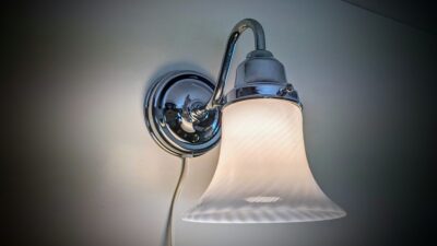 Ny væglampe med glas fra 1990. Glas Ø13. Base forkromet. Udhæng 23 cm