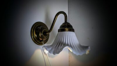 Ny væglampe med italiensk porcelæn skærm. Ø13. Base bronze legeret. Udhæng 22 cm