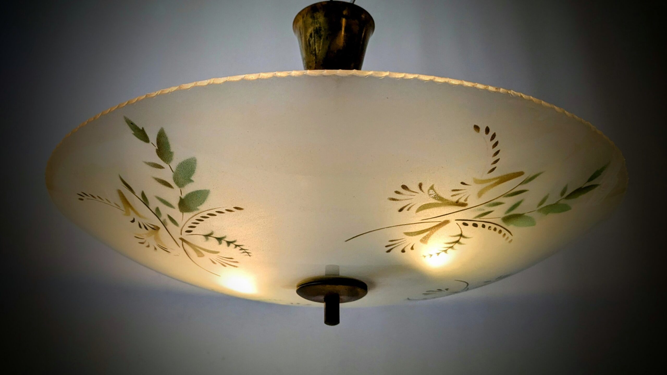 Antik storslået plafond 1940. Ø48. 30 cm fast nedhæng. Pickup only.