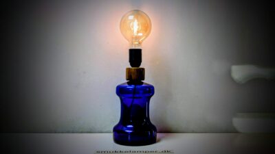 Skøn bordlampe i blåt glas. Fuld restaureret. 27 cmH