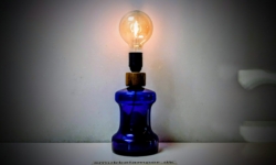 Skøn bordlampe i blåt glas. Fuld restaureret. 27 cmH
