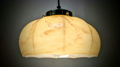 Skøn Antik marmoreret sandfarvet paraply lampe. Ø27. Nyt el og nyt messing ophæng.