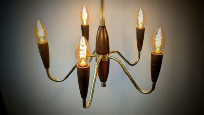Skøn fuld restaureret lysekrone i palisander og messing fra 1960. Ø42. 65 cm nedhæng.