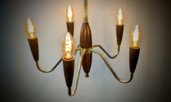 Skøn fuld restaureret lysekrone i palisander og messing fra 1960. Ø42. 65 cm nedhæng.